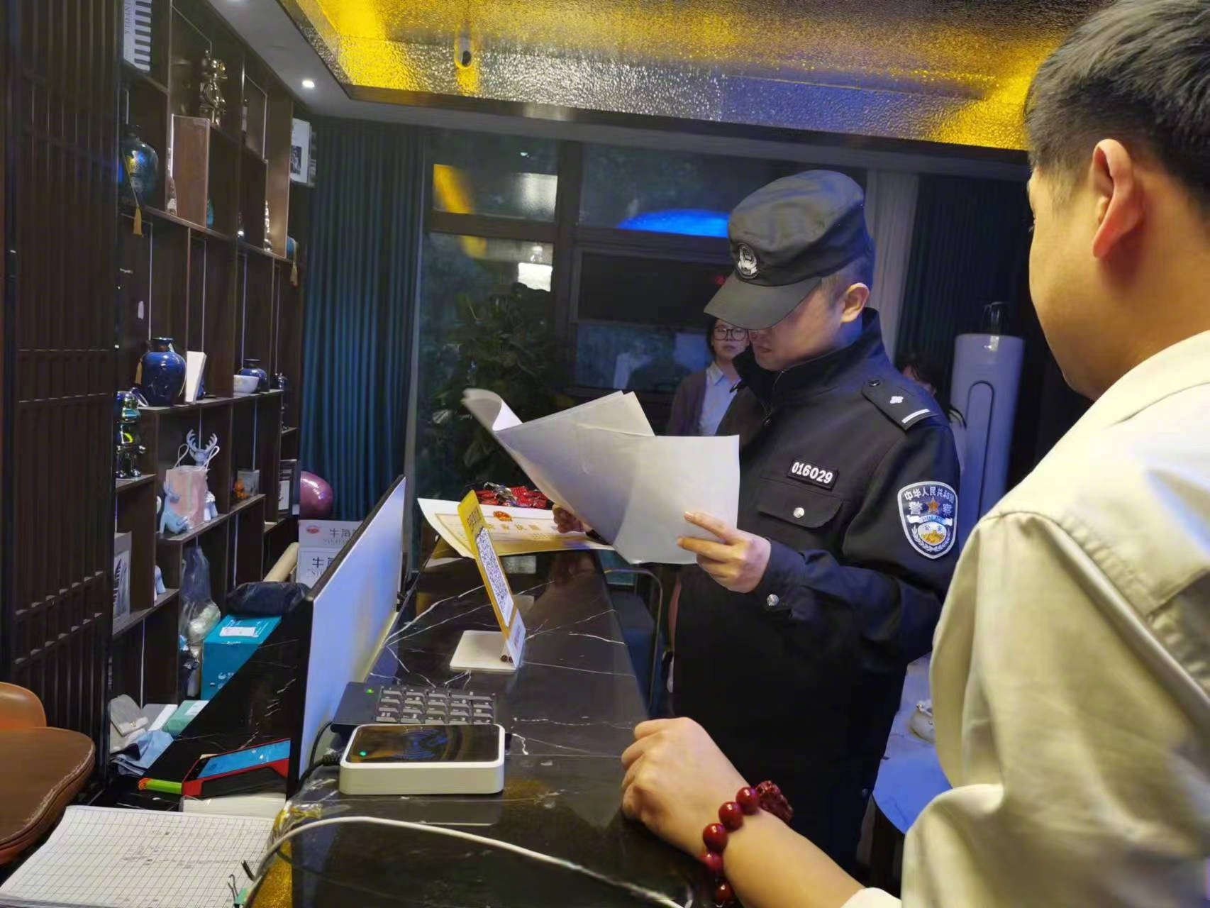 警察与盾牌 守护未成年人的“五必须”防线